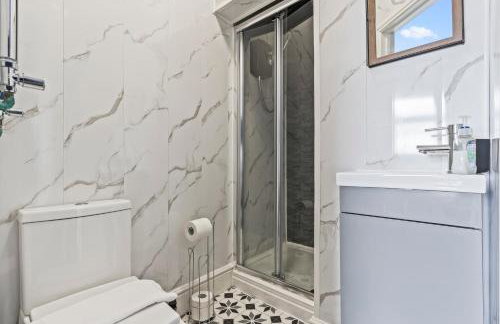 4 Beds 3 Bath (2-ensuites) Free Parking 75Mbps - Foto 16