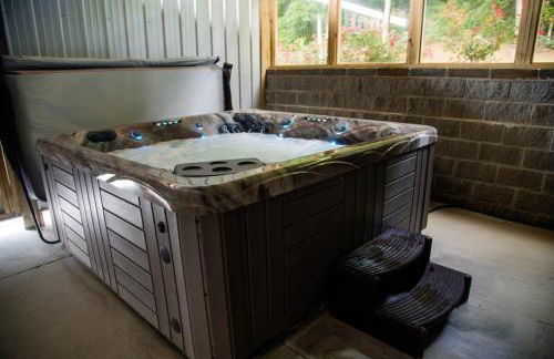 Southern Comfort Retreat with a private hot tub - Foto 52