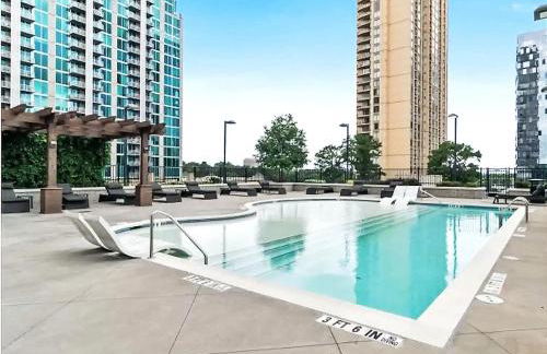 Skyline Retreat Penthouse, Top Floor, Year round Pool, City View! - Foto 6