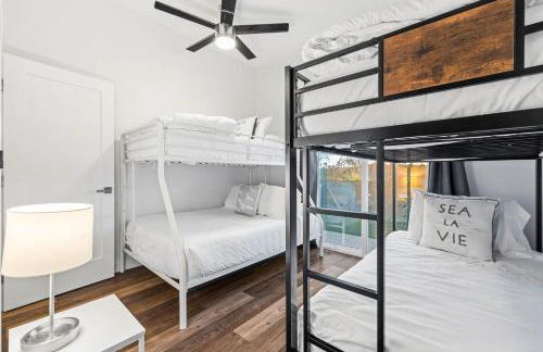 Dog-Friendly House with Hot Tub, AC, Game Room - Photo 16