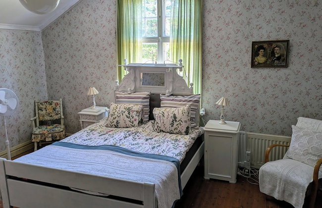 Bright and Spacious Living in Historic Building - Photo 5