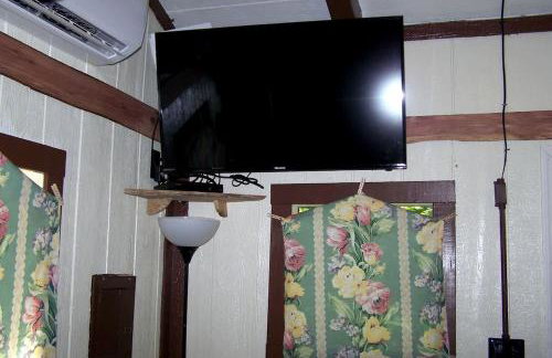 Cozy Tiny House in Tennessee Forest with Loft Beds & Country Breakfast - Foto 17