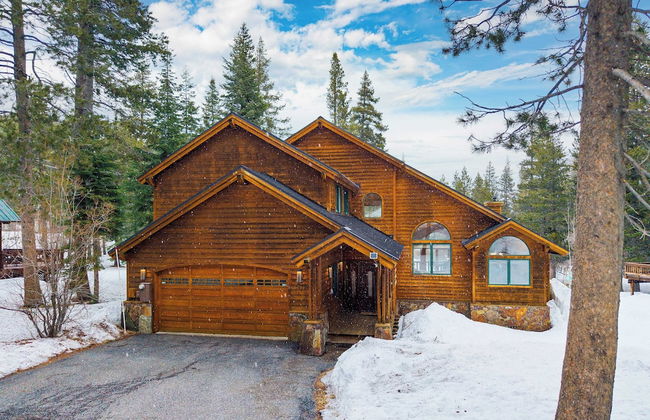 5 Mins to Ski Resort Ping Pong, Pool Table, Deck Donner Ridge by Avantstay - Foto 1