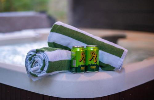 Lux Chalet with Air Hockey, Hot Tub, & Fire Place - Foto 40