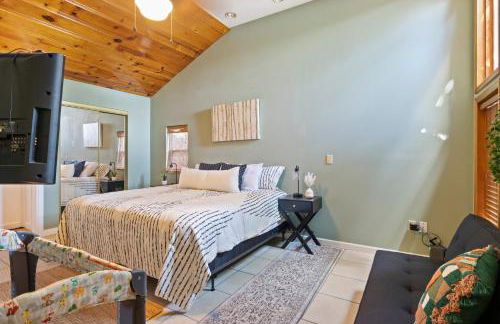 Pet-Friendly Lakefront Home in a Quiet Cove w/ Netflix, Outdoor Seating, Boat Slip - Foto 19