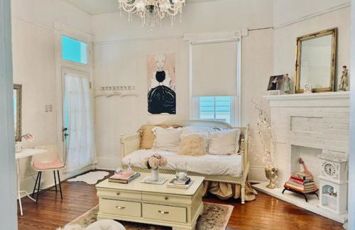 4BR 3 BA HUGE, Balcony, Cemetery, Streetcar sleeps 8! - Photo 35