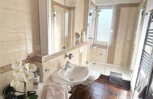 ED-große, moderne Wohnung in zentraler Lage, mit Balkon, Lift und Parkplatz - Foto 10