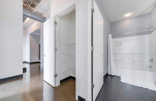 West Loop - City Views With In & Out Parking 1 - Photo 29