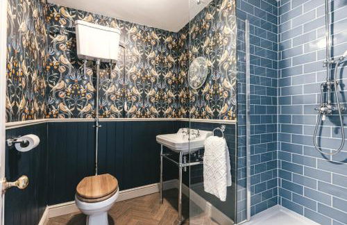 Large 7 Bedroom House for Families and Work Crews Hot Tub Parking Wi-Fi sleeps 17 - Foto 30