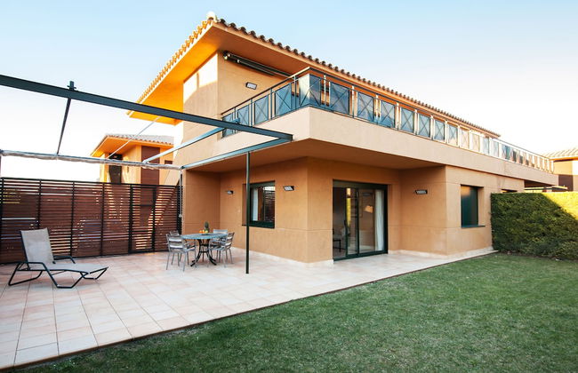 Torremirona Aparthotel Vila Birdie - Photo 1