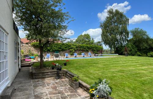 Richmond Hill Cottages, Exclusive 6 bedroom Farm House, Markington with heated pool - Photo 23