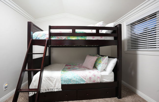 Sweet 4 bedroom, 3 bath plus Loft Bedroom, Pool Home - Photo 3