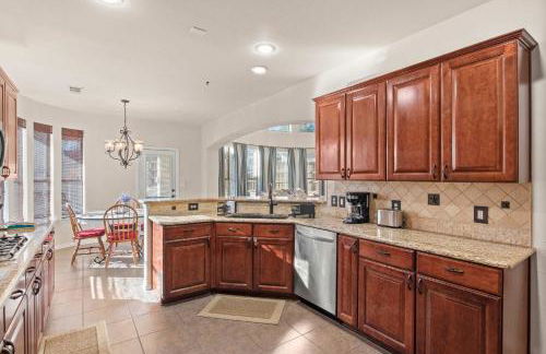 Spacious 4BR 3BA with Yard Mins to LakeLewisville - Foto 12