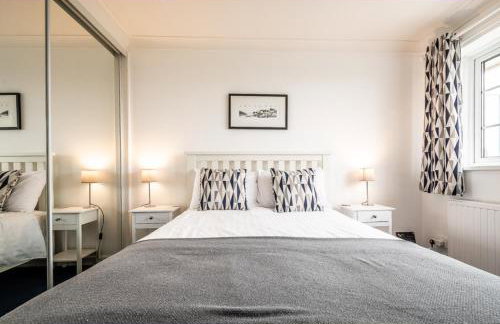 4 Bed Retreat with Balcony & Estuary views - Photo 9