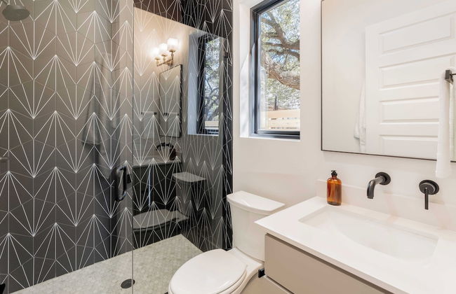 Modern Retreat w/ Pool, Guest House & Deck Lounge Henley by Avantstay - Foto 32