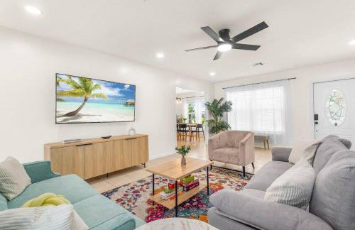 Modern renovated beach oasis home with private pool - Foto 3