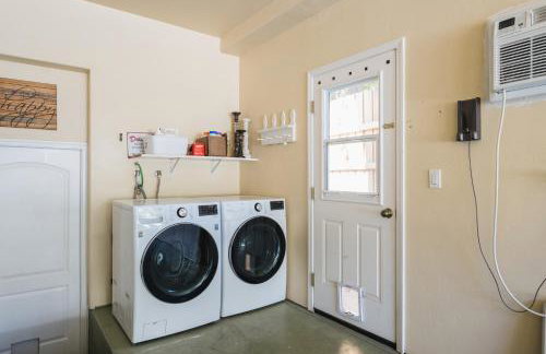 Lavender & Vine - Downtown Retreat with Hot Tub and Fire Pit! - Foto 31