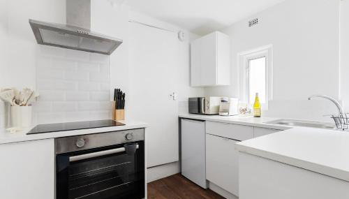 Modern Flat with High Ceilings, Heart of Baker St - Photo 3, stove, toaster