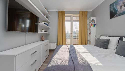 Lively Green Apartment in Wrocław with Balcony and Desk by Noclegi Renters - Foto 1