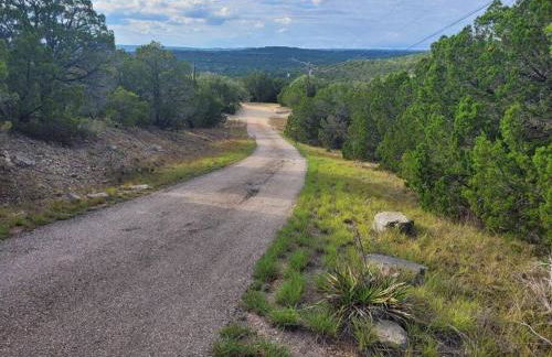 Entire 2br 2ba hilltop view home Sleeps 8 pets 4 acres Jacuzzi Central AC Kingbeds Office Free WiFi Parking Full Kitchen Refrigerator Washer Dryer Furnished Three 3 Large Sunset Dining Patios Grill Stovetop Oven Hiking Wildlife Firepit Quiet very Secluded - Foto 24