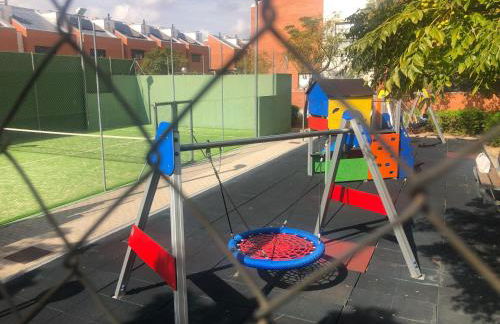 Chalet Familiar Jardín a 15 min centro y Warner - Foto 29