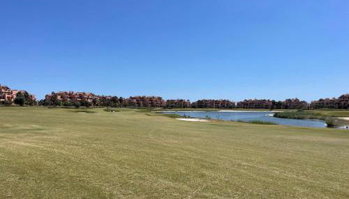 BEL APPARTEMENT REZ De CHAUSSEE AVEC DOUBLE TERRASSE FACE AU LAC ET AU GOLF - Foto 4