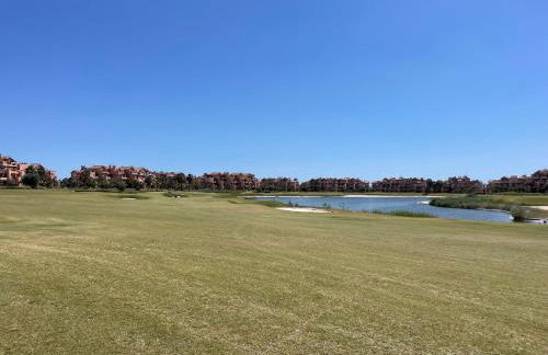 BEL APPARTEMENT REZ De CHAUSSEE AVEC DOUBLE TERRASSE FACE AU LAC ET AU GOLF - Foto 4