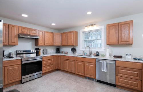 Updated Family-sized Home in Heart of Rutland, Near Slopes, EV Level 2, Hot Tub - Photo 13