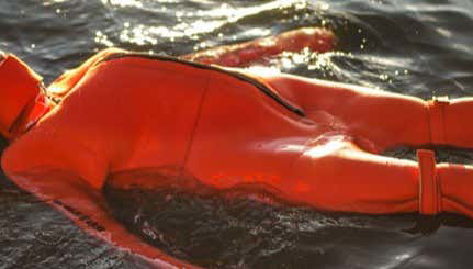 Flottaison sur un lac congelé