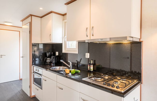 Well Furnished Mobile Home with Microwave near Water - Photo 5