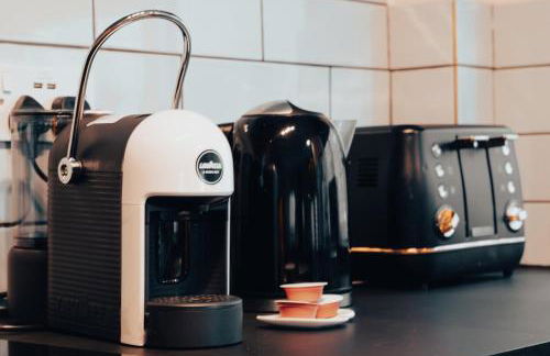 Central Manchester Gem with Stylish 2BR Retreat and Free Carpark - Foto 25