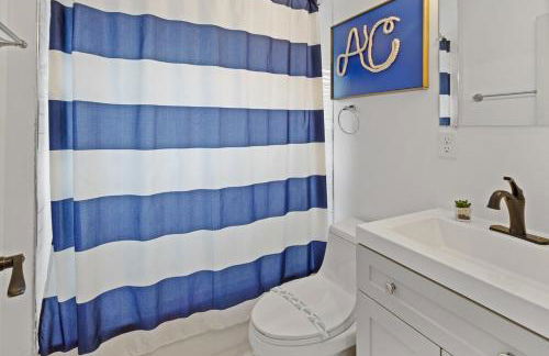 4BR 2BA Hot Tub Home By The Bay - Foto 21