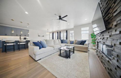 BRAND NEW Scenic Luxury Mountain Retreat - Photo 61