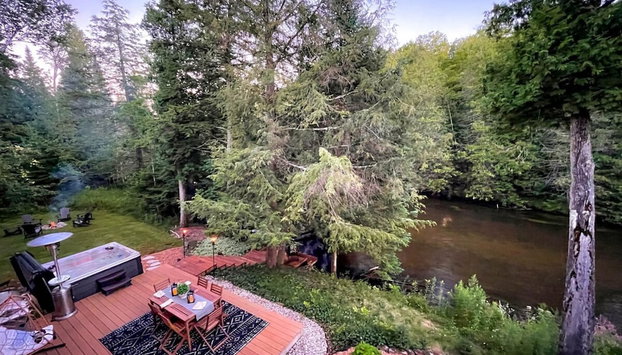 Firefly Lodge! Boardman River! Hot Tub! Woodstove! - Foto 2, Imagen principal