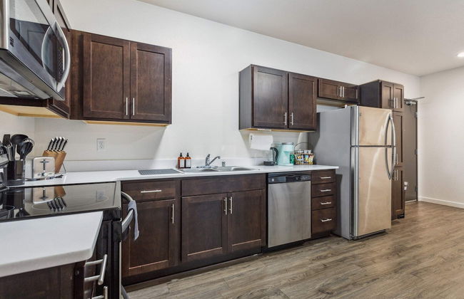 Modern Apartment With Upgraded Amenities Near CSU - Foto 13