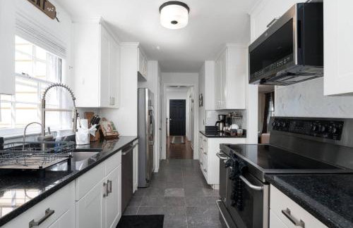 Exclusive Lux Home Near Town • Game Rm • Gym • 4BR - Photo 7