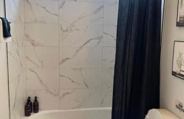 Luxurious Hidden Gem - Downtown Access - Balcony - Foto 32