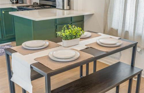 Central Denver Hangout with Huge Backyard - Foto 13