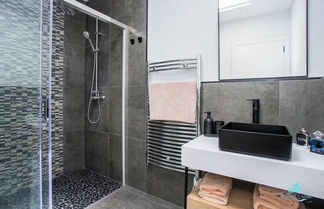 Gorgeous Newly Renovated 4-bedroom Villa! - Photo 15