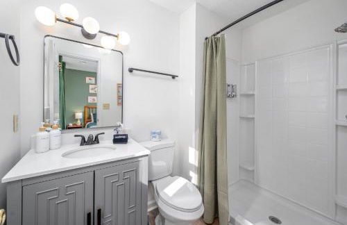 Color Pop Cottage Stylish 2BR with 2 Parking Spots - Foto 49