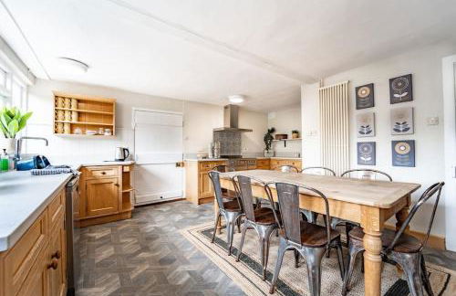 Large 5-Bedroom Farmhouse Sleeps 10 with Parking and Wifi - Foto 19