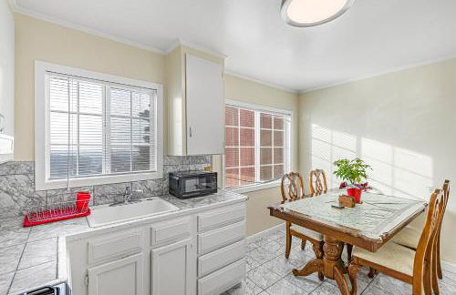 3 Bedroom 2 Bathroom House, Walkable to BART, Free Parking, Views - Foto 7