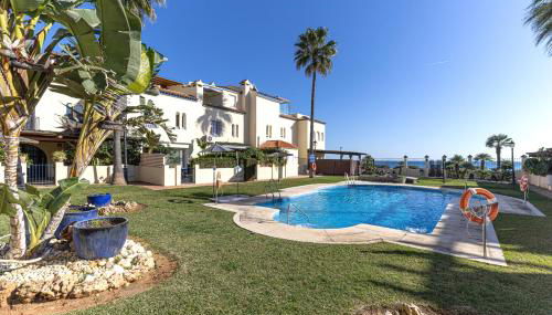 Luxury modern beachfront 3 bed gated community townhouse with pool, sun terrace, sea views close to all amenities - Photo 3, Garden, sunbed, Garden view