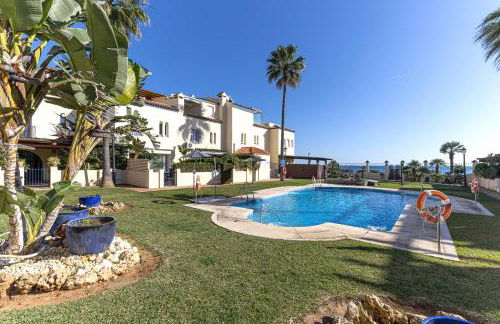 Luxury modern beachfront 3 bed gated community townhouse with pool, sun terrace, sea views close to all amenities - Photo 3
