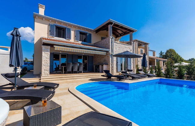 Gorgeous Villa With Private Pool and Covered Terrace & Sea View - Foto 1