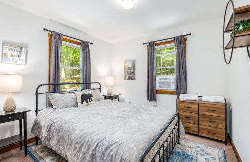 Tucked Away w Hot Tub, Fire Pit, Deck, & WiFi - Photo 18