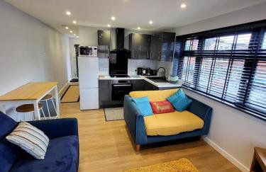 Town Centre Modern 1 Bedroom self-contained Apartment - Photo 36