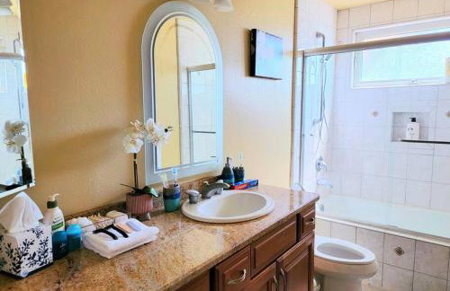 Stunning Panoramic Waterfront Pool Home Escape - Foto 48