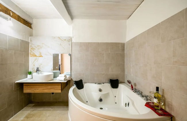 Elegant Palace With Whirlpools - Photo 17