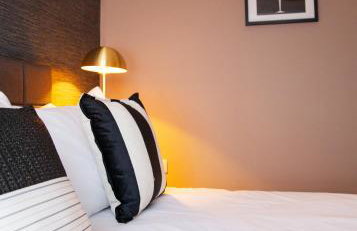 3x Bed Elegant House with Private Parking - Photo 15